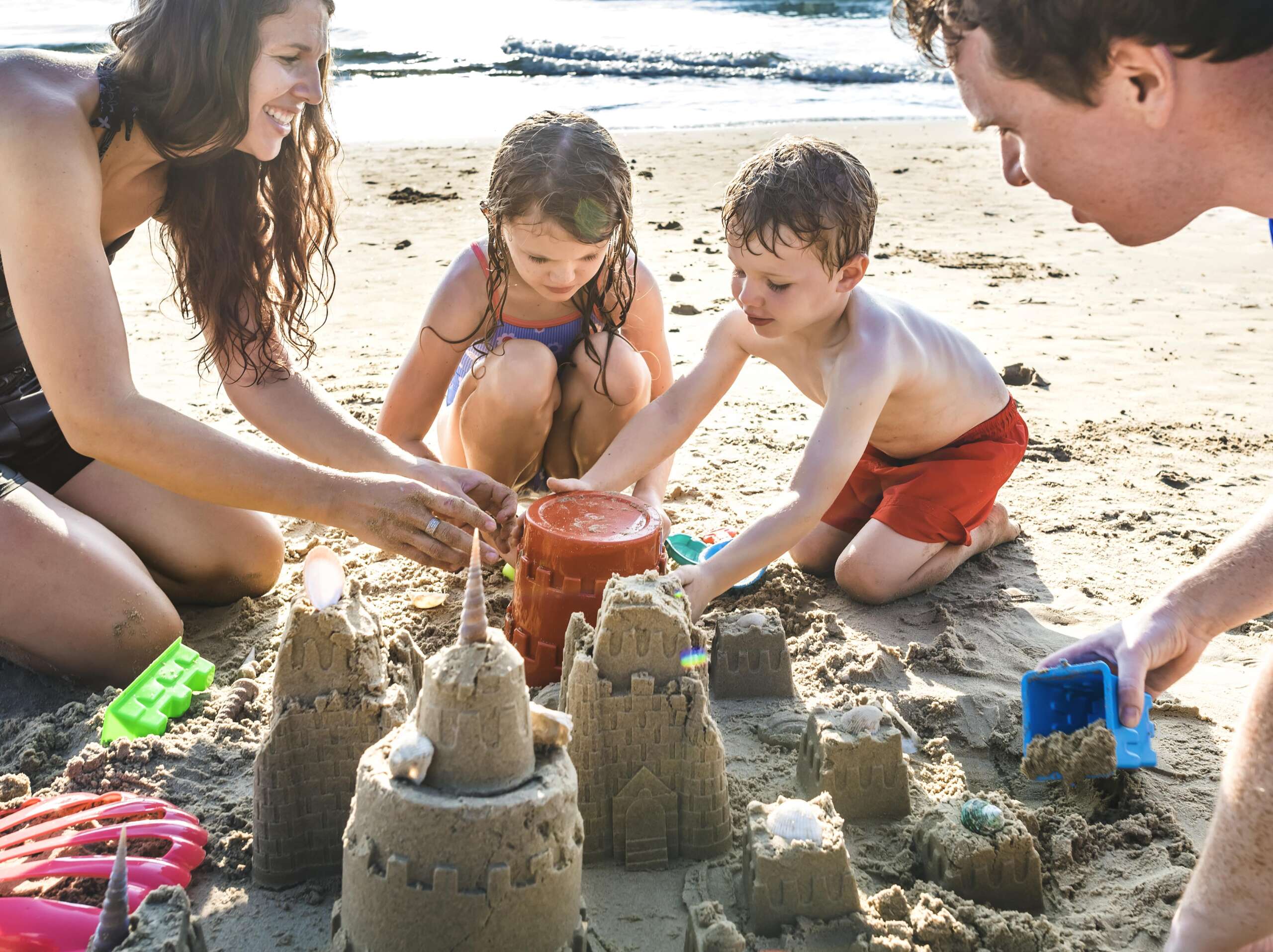 family playing on the beach u97fyjl min